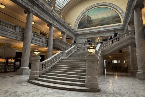 Efforts to expand upon Utah’s free school meals programs have made their way to the Legislature. Lawmakers from both sides of the aisle emphasize how hunger can take a toll on a child’s academic experience.